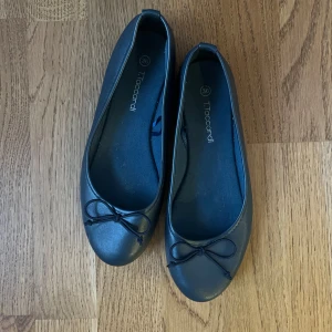 Mörkblå ballerinaskor - Mörkblå ballerinaskor med en rosett på ovansidan