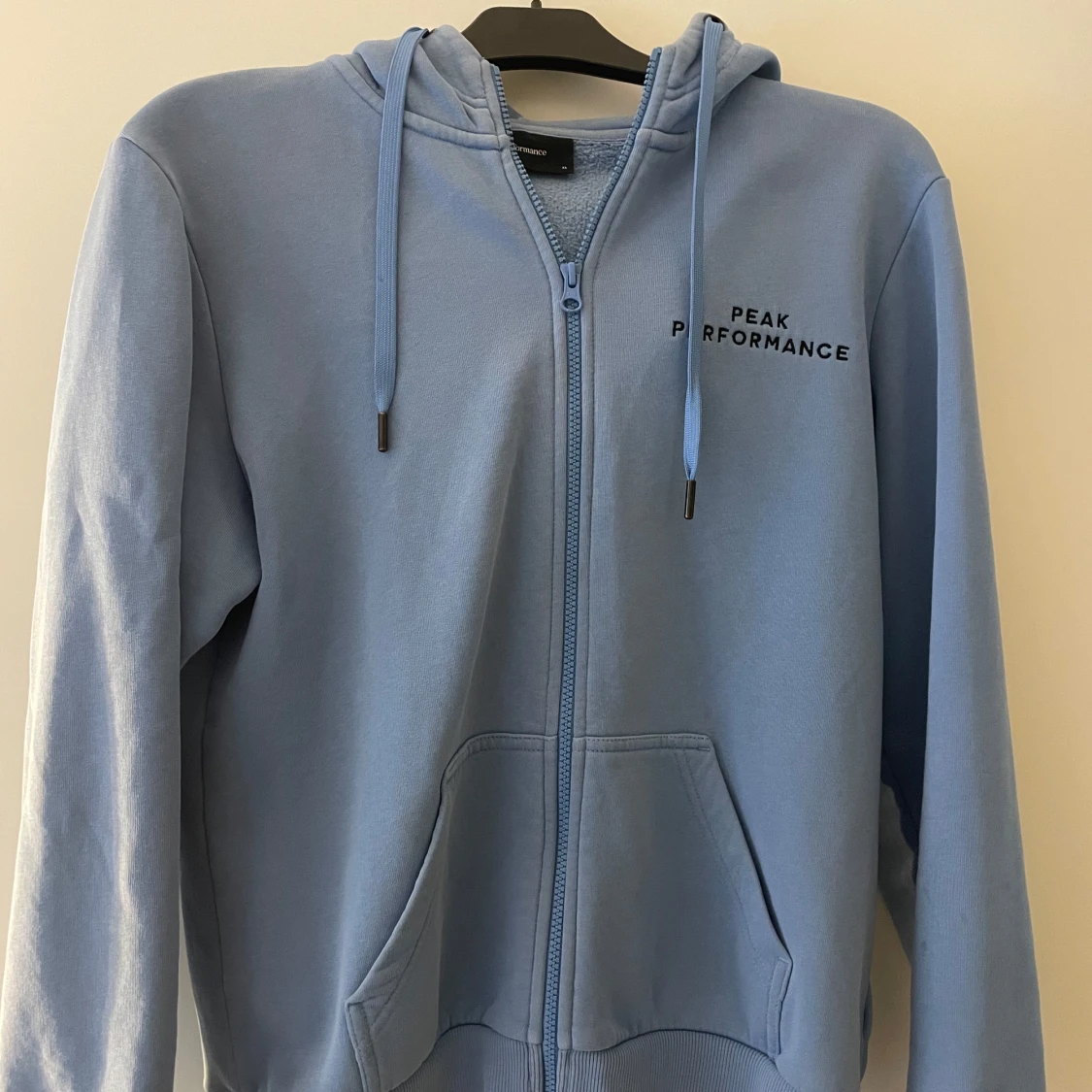 Blå hoodie från Peak Performance