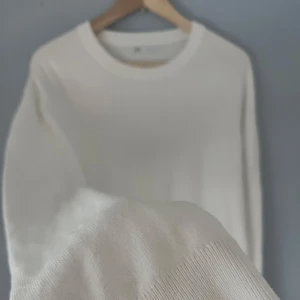 Benvit stickad tröja från Zara - Säljer en snygg finstickad tröja från Zara. Riktigt bekväm och snygg passform, perfekt inför våren! Strl L. Skriv om det finns frågor!