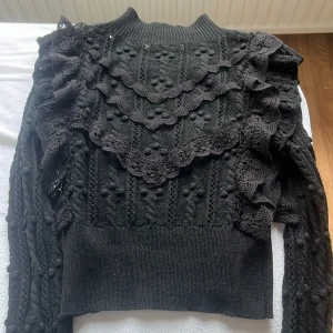 Svart tröja med spetsdetaljer från Zara - Snygg svart tröja från Zara med spetsdetaljer och volanger. Tröjan är i ny skick och sparsamt använd❤️pris kan diskuteras!