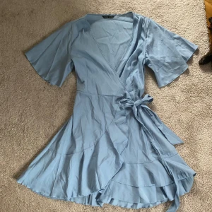 Klänning från Shein  - Fin klänning från Shein i strl S i ljusblå, i använt skick 