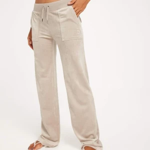 Beiga juicy byxor  - Säljer ett par supermysiga beiga juicybyxor💓 eftersom dom inte kommer till användning längre tyvärr. Har Andvänt flera gånger 