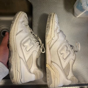 New balance 550  - Snygga och stilrena new balance 550 skor i storlek 45,5. Skorna är stora i storleken och passar mig som har 45☺️ skick 8/10, rengör de innan jag skickar iväg de!!
