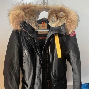 Parajumper Storlek XXS - Säljer ni min parajumper Storlek Xxs, använt skick men mycket fin. Har hängt i garderoben på senaste pga för liten!  Ny pris 10.000  Mitt pris 5500 men pris kan diskuteras vid snabb affär Hämtas i Trångsund, eller köpare betalar frakten