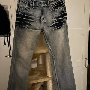 Hejsan! Säljer dessa coola bootcut- jeansen från x-mail, passar ej mig tyvärr💕! Storleken är 38 men kan säkert även passa 36, lite strechiga! byxorna är uppsprättade nertill!❤️💗första bilden är ej min men exakt samma jeans! Innerben: 80 cm Midja: 37cm