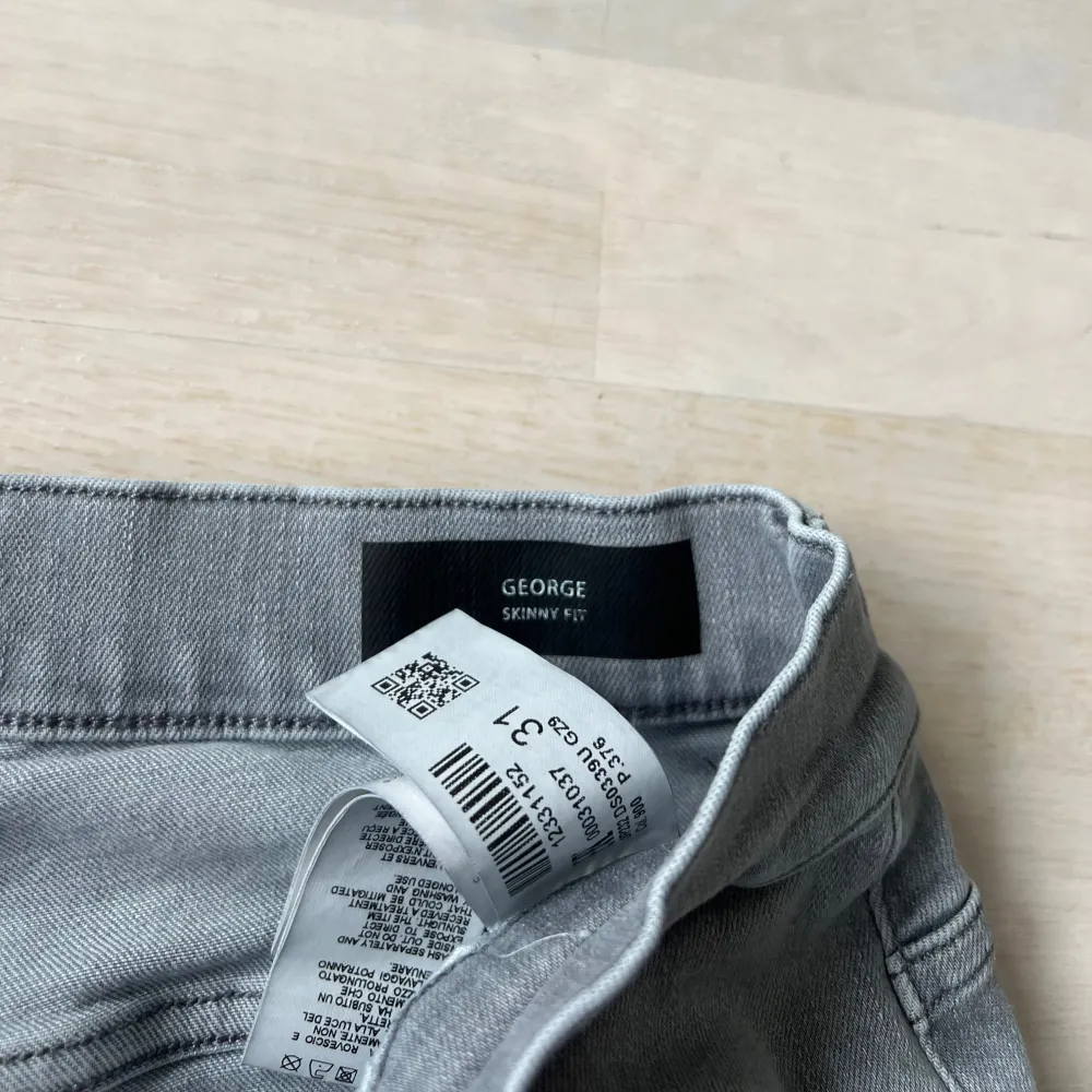 Säljer dessa as fräcka dondup jeans i nyskick! Storlek: 31! Modellen heter George & jeansen är köpta på United Fashion! Nypris: 3500kr. Jeans & Byxor.