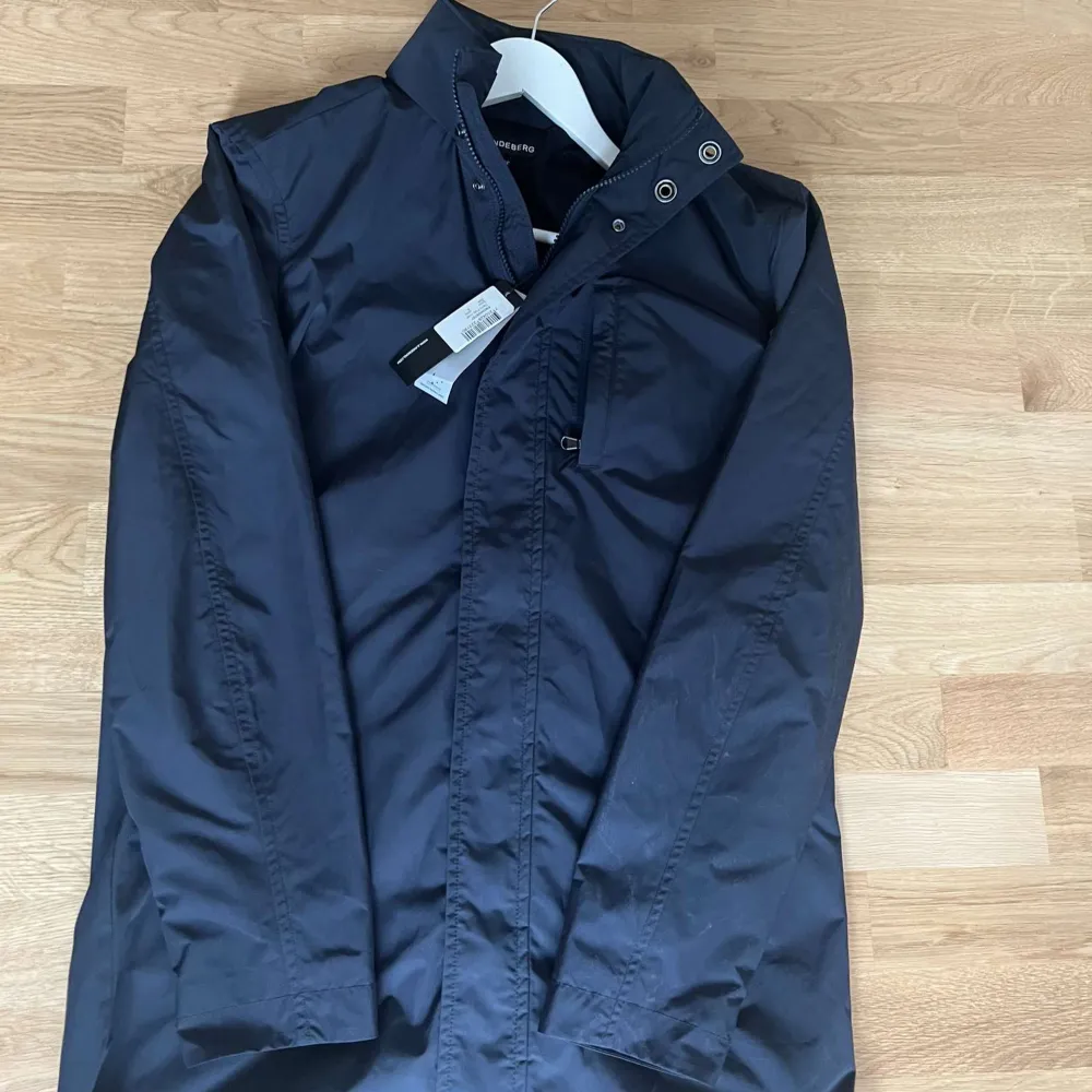 En längre modell utav Field Jacket, inte så många som har denna. Nypris runt 3800:-  Lappar kvar på, aldrig använd.. Jackor.