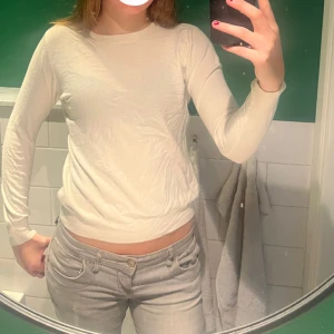 Tröja!💛💛 - Säljer en fin tröja som jag fått i present, det är ingen lapp på så okänt märke men den är i toppen skick bara att dem är lite skrynklig. ❤️‍🔥kommer inte till användning längre 🥰 jätte skönt material 