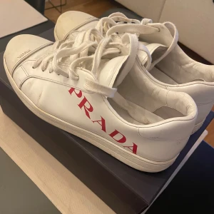 Prada sneakers  - Vita Prada sneakers. Använda men i gott skick! Cond: 7/10 Size: 9 (passar 44) Box ingår, pris kan diskuteras 
