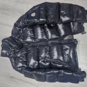 Säljer moncler jacka. Använd 1 gång. Pris kan diskuteras. 