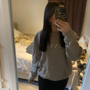 Sweatshirt  - Bra skick, knappt använd. Storlek S passar rätt i storleken☺️