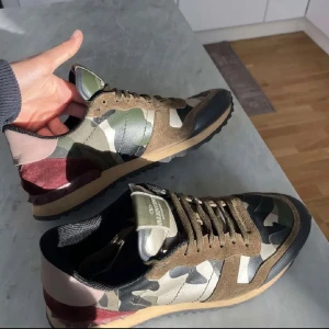 Valentin rockrunners  - Ett par väldigt snygga valentino rockrunners, skorna är inte använda speciellt mycket. Skicket är 8/10. Hör av er vid frågor, pris kan diskuteras.