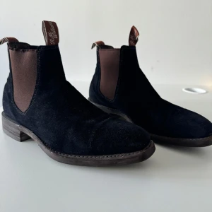RM. Williams skor blue suede  - RM.Williams Blue Suede.  Inköpta 2022. Väldigt gott skick, alltid handrengjorda.  Extra sula påklistrad undertill för att förlänga sulans livslängd.  Strl 43 (8,5 RM Williams mått)  Nypris 5995kr Prisidé 2900 eller kom med bud. 