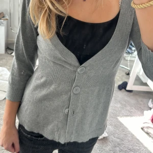 Unik kofta  - Bra skick, fin kofta som är lite mer unik då ja inte sett ha någon lika Dan 