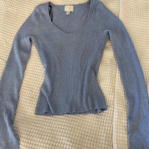 Ljusblå top - Jättesöt blå topp från h&m🌸🌷 Nytt skick inga defekter. Xs men väldigt stretchigt material🌷🌺