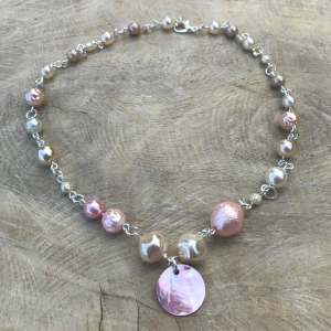 Halsband  - Vackert halsband av vita och rosa glaspärlor ⚪️🌸