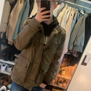 Field Jacka - | Marc O’Polo Field Jacka | Nyskick Inga defekter | Modellen är 176cm och väger 56kg | Fraktar spårbart via PostNord eller Instabox på köparens bekostnad | Frågor eller funderingar så hör av dig 🤙 