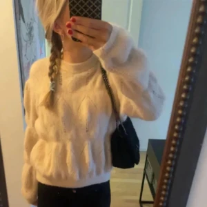 Söt stickad tröja - Supersöt och mjuk stickad tröja från &other stories❣️❣️❣️😇lite nopprig som man ser på andra bilden annars är den i bra skick