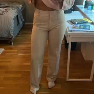 Beiga kostymbyxor  - Finare kostymbyxor, väldigt sköna och perfekt till skolan/jobb.💞köpta för ett tag sen och använda men i väldigt bra skick. 