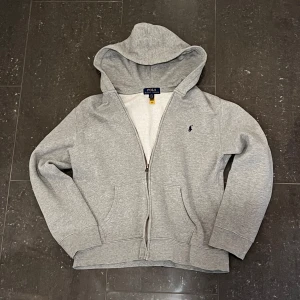 Polo ralph lauren zip up hoodie - Säljer denna fina polo ralph lauren zip up hoodien då den är lite för liten för mig. Storleken är 14-16 eller XS. Den har inga defekter överhuvudtaget och är i väldigt fint skick. Det är bara att fråga vid alla typer av frågor.
