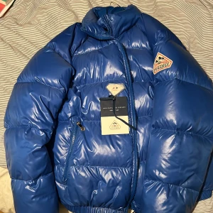 Blå pyrenex Jacka  - Bra skick har använt några gånger men har mesta dels hängt i garderoben, pris går att diskutera 