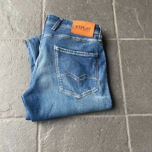 Replay jeans  - Säljer nu dessa populära replay jeans! Modellen är anbass i en snygg blå tvätt! Jeansen är användq 4 gånger! Storleken är 32! Nypris är 1800! Mitt pris är endast 600! Hör av er vid frågor!!