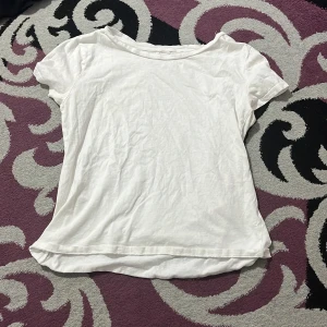 vit tröja  - jätte bra material. säljer för jag inte använder den, finns inga skador på den och den är fortfarande helt vit. 