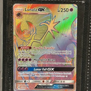 Lunala GX Pokémonkort - Rainbow Lunala GX Pokemon-kort!                          Mycket bra skick                                                  Orginal pris: 799 kr