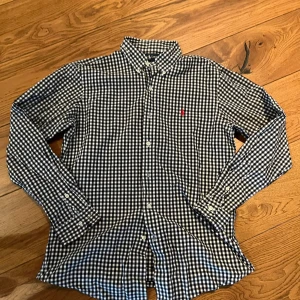 Ralph lauren skjorta - Tja! Säljer nu en av mina ralph lauren skjortor eftersom att den är för stor för mig. Det billiga priset beror på att jag inte gillar färgen. Tveka inte på att höra av er vid frågor