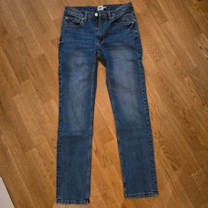 Jeans från Lager157 - Hej!    Jag säljer ett par jeans från Lager157 i fint skick.    Storlek: 30/32. Bredd: 41 cm. Längd: 101 cm.  Material: 99% bomull, 1% elastan.  Med vänlig hälsning,  Lucas