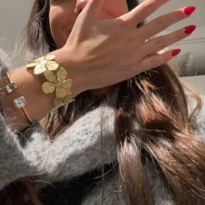 Armband - Säljer armbandet åt höger med blommor! 🩷🩷