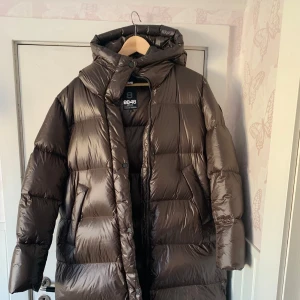 Vinterjacka - Vinterkappa i storlek 42, använd fåtal gånger🤎  Orginalpris: ca 4000kr