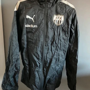 Regnjacka - Skrynklig på bilden men de är fixat tills försäljning. Väldigt bekväm jacka 