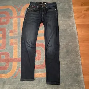 Säljer ett par snygga Tommy Hilfiger jeans i mycket bra skick, inga defekter, storlek W29 L34 (passar bra på mig som är ca 60kg och 181). Passform slim fit, hör av dig om du vill ha fler bilder eller har några frågor!👋