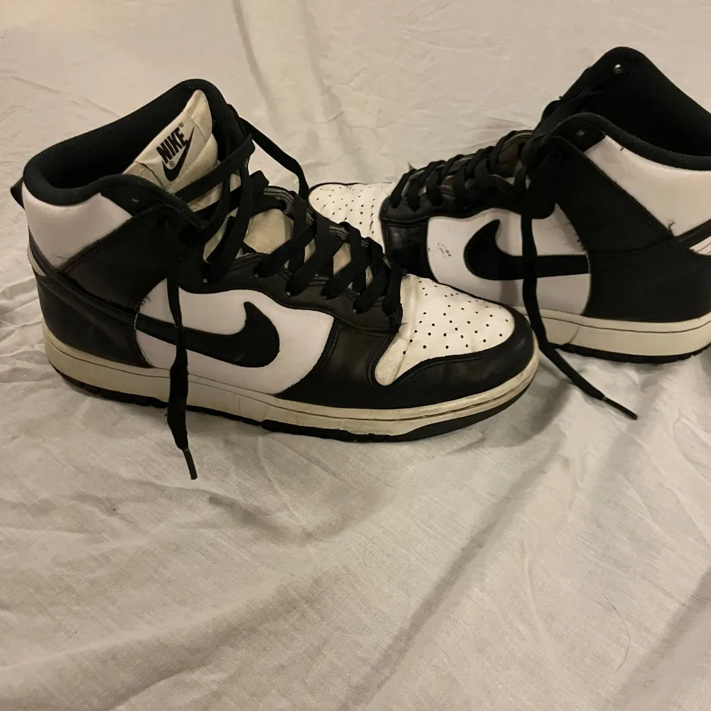 Nike dunk high panda Använt bra skick Stl 42,5 Finns i Ystad Pris kan diskuteras. Skor.