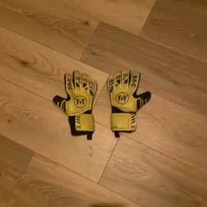 Målvaktshandskar - Målvaktshandskar använda ett par gånger men fortafarande användbara ganska länge.