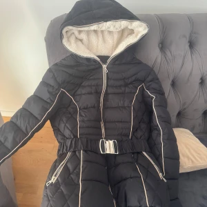 Vinterjacka  - Säljer en vinterjacka som bara är använd 1 gång så den är i nyskick säljer då den inte passar mig  den är dessutom riktigt varm perfekt för kalla dagar, jackan är i storlek xxl men passar s, vet inte vart den är köpt då det va en present🤍