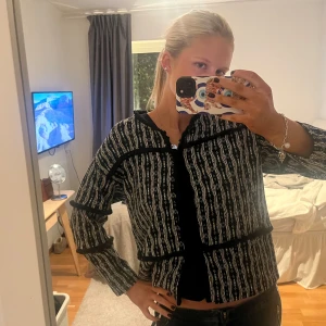 Kofta - Såå snygg kofta!!❤️ storlek XL men sitter mer som en M