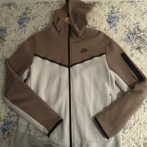 Beige/brun vit Nike tech fleece - Storlek M. Helt ny! Köpt för 1700kr Man kan inte köpa den längre på internet eftersom det är den gamla versionen av Nike tech. Köpt för 1599kr Säljs för 1389kr Kan diskutera pris vid snabbaffär⭐️