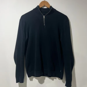 Half zip tröja - Half zip från jack and jones. Marinblå färg. Storlek S. Skick 8,5/10. Nypris 499kr  