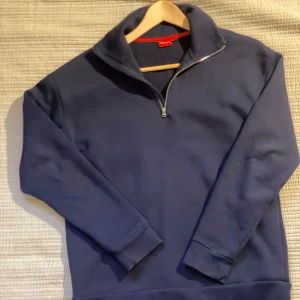 Mörk blå ziptröja  - Mörk blå ziptröja i sweatshirt material. Från kids brand store. Märke: RYVLS. Fint skick.