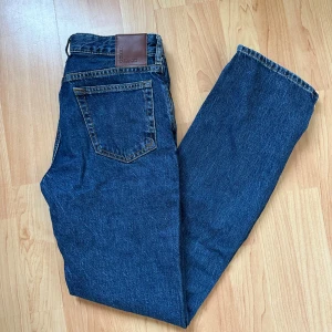 Lågmidjade jeans med raka ben - Lågmidjade jeans i en rakmodell från bik bok i en mörkblåtvätttvätt, storlek 25-32 Endast använda ett fåtal gånger☺️