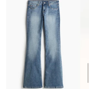 Flared low jeans - Helt nya low waist jeans från H&M🩵🩵strl 36 men sitter som en 34!