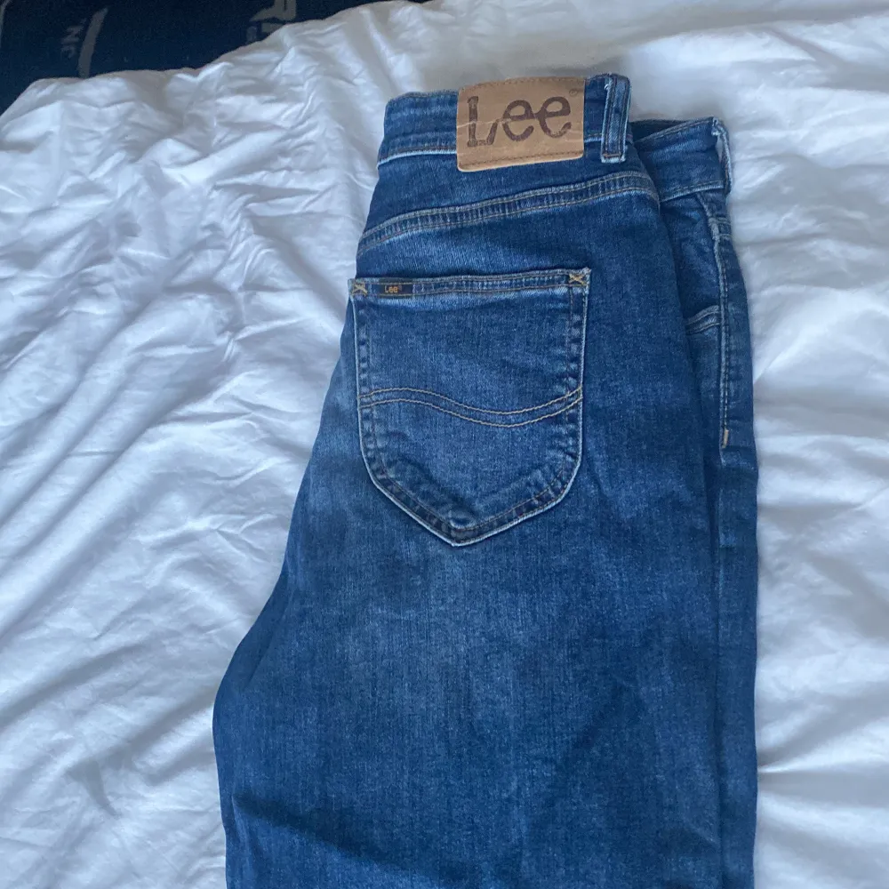 Ett par lee jeans i färg mörkblå straight fit eller 14-15yo. Jeans & Byxor.