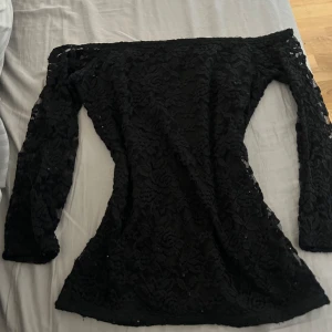 Gina topp - Supergullig topp från Gina tricot, har endast provat men aldrig användigt då den inte passar min stil, skriv om du har fler frågor🤗