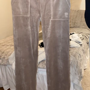 Juicy - Ett par juicy i Del Ray Classic Velour Pant Pocket Design W Fungi. Ena silver saken på snörerna är borta. Annars super bra skick