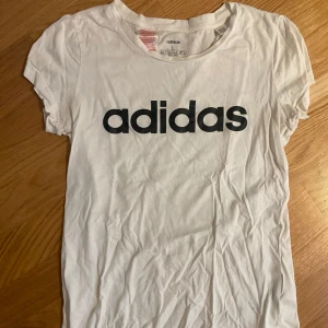 Vit Adidas T-shirt - Nästan helt oanvänd tröja! Är i storlek L (barnstorlek), så egentligen är den storlek 164