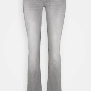 Grå bootcut jeans från LTB - Säljer ett par snygga grå bootcut jeans från LTB. Köpte från Plick men var för stora och säljer därför. De är i bra skick har en extra knapp (se bild tre) men är inget som syns oavsett vilken knapp man knäpper på.
