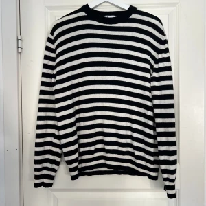 Zara stickad tröja - En randig stickad tröja från Zara med otroligt skönt material🖤🤍Passar S/M/L beroende på hur man vill att den ska sitta.