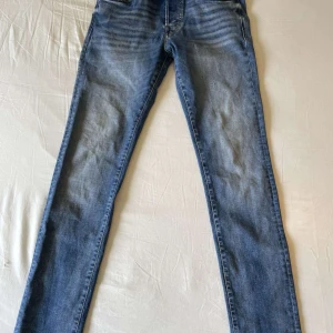 Rubrik Jack and Jones slim Glenn  - ett par tvärfeta Jack and Jones slim fit Glenn super stretch. Storleken är waist 29 längd 32. Se slitningen på bilden. Tveka inte att höra av dig om frågor.